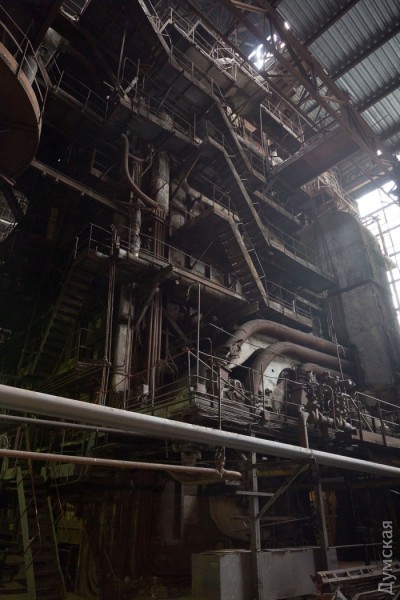 Один из четырех котлов одесской ТЭЦ. Семиэтажный агрегат нагревает теплоноситель до 510 градусов по Цельсию под давлением 120 атмосфер