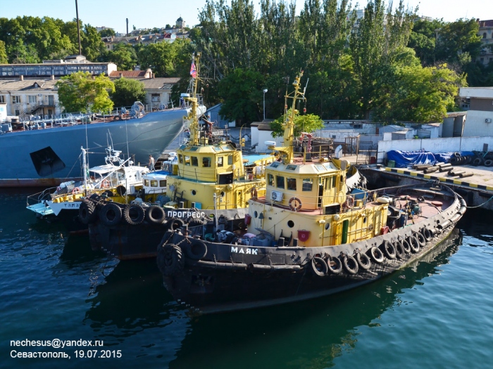 Буксир "Прогресс" на морском вокзале Севастопольского морского торгового порта 19 июля 2015 года. Автор: Neches