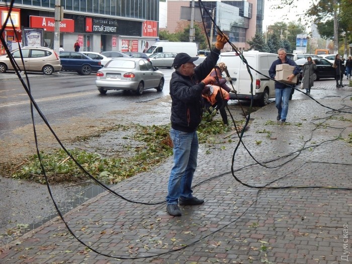Первым делом - убрать опасные провода. Тротуар при этом не оградили