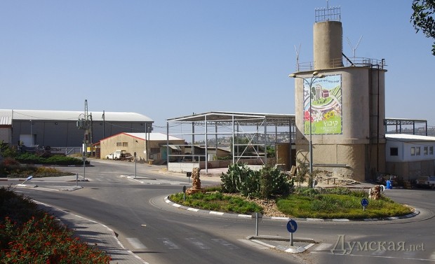 На стене – классическая мозаика о пользе труда