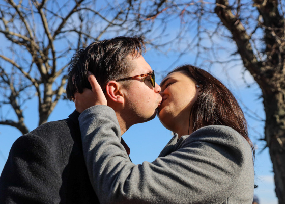 Любовь победит: на берегу моря в Одессе под звуки тревоги установили национальный рекорд по поцелуям (фото)