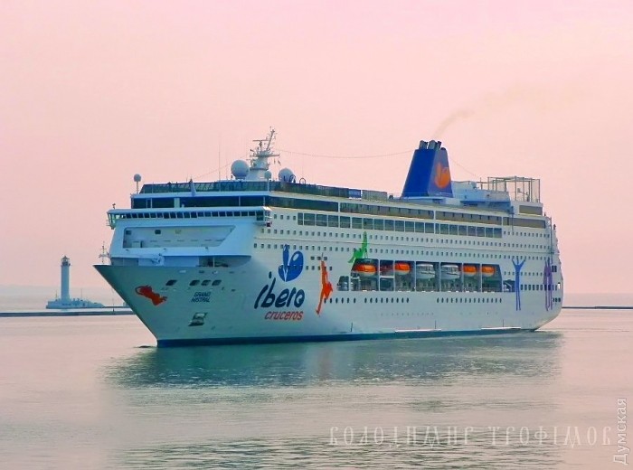 �������� Grand Mistral, ��������� � ������ 22/05/2011. � 2013 ���� ������ �������� �� Costa neoRiviera