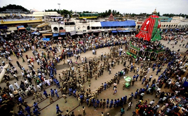 ����������� ����� ��������� � �������� ����� ����� ������� ����������� � ����� 135-�� ��������� ������-����, ��� �������� ���������, ����, �����. (Biswaranjan Rout/Associated Press)