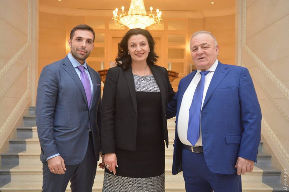 ����-�������-������� ������� �� �������� ����������� � ����������������� ���������� ������ �������-�������� �������� ���� ��������� ���������� "����� ���������" � ���������� ��������� "������� ������". �� ���� � ����-������� � �������� � ������������� �����������, ������������ ��������� � ����������� �����