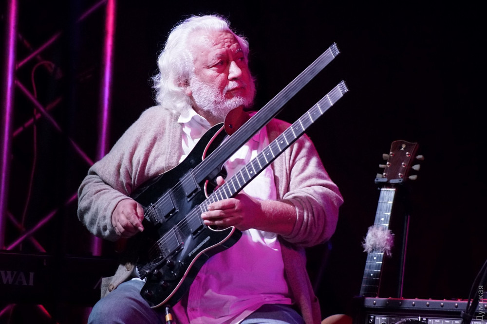 ����� ����