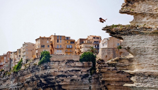 ����������� ������� ������� ����� �������� ���� ���� (Gary Hunt) ������� �� ����� ����� ������� ������� ���� 2012 Red Bull Cliff Diving World Series, ��������, �������, �������. (Dean Treml/Red Bull/Associated Press)