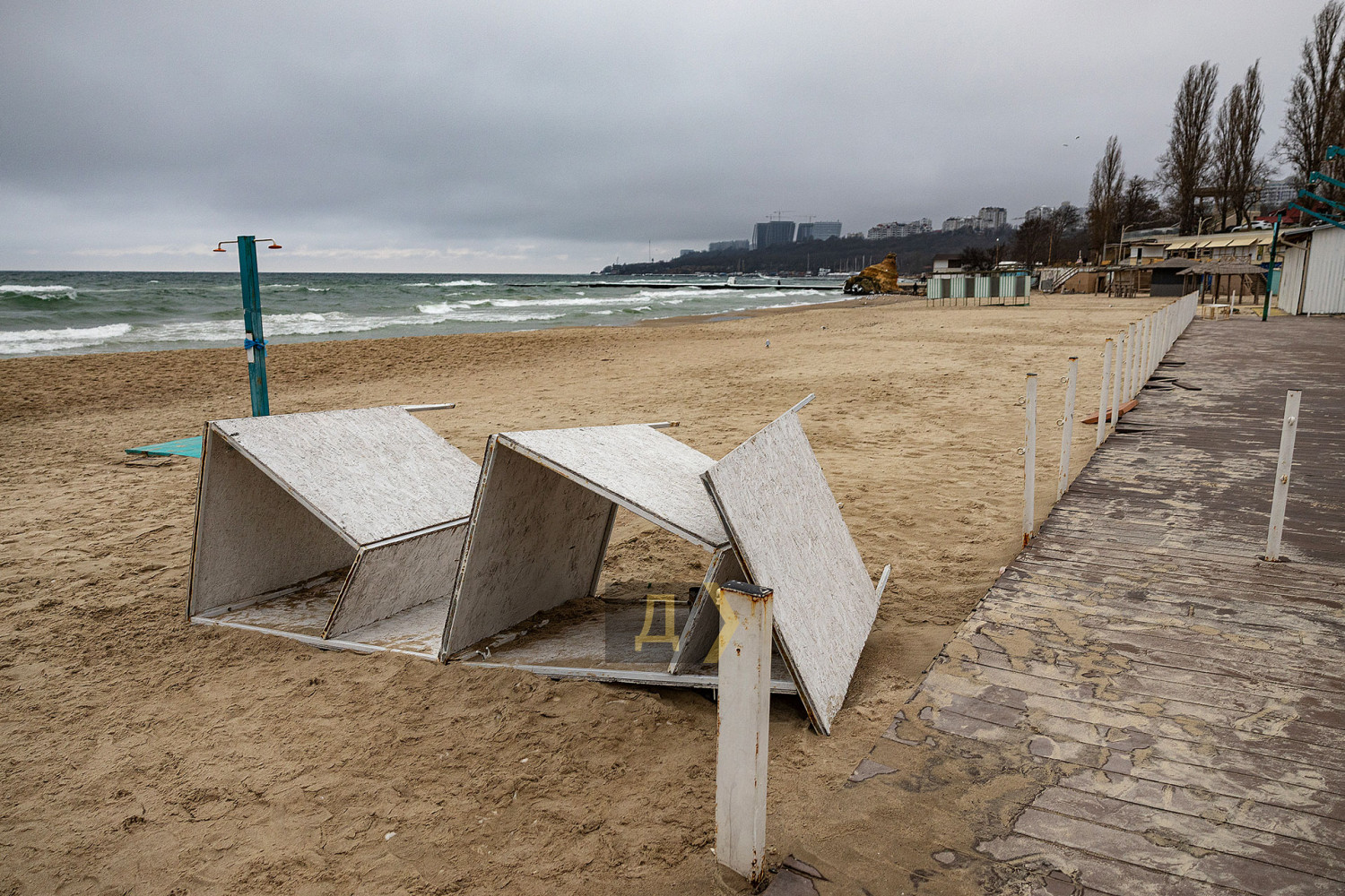 Пляж возле Желтого камня