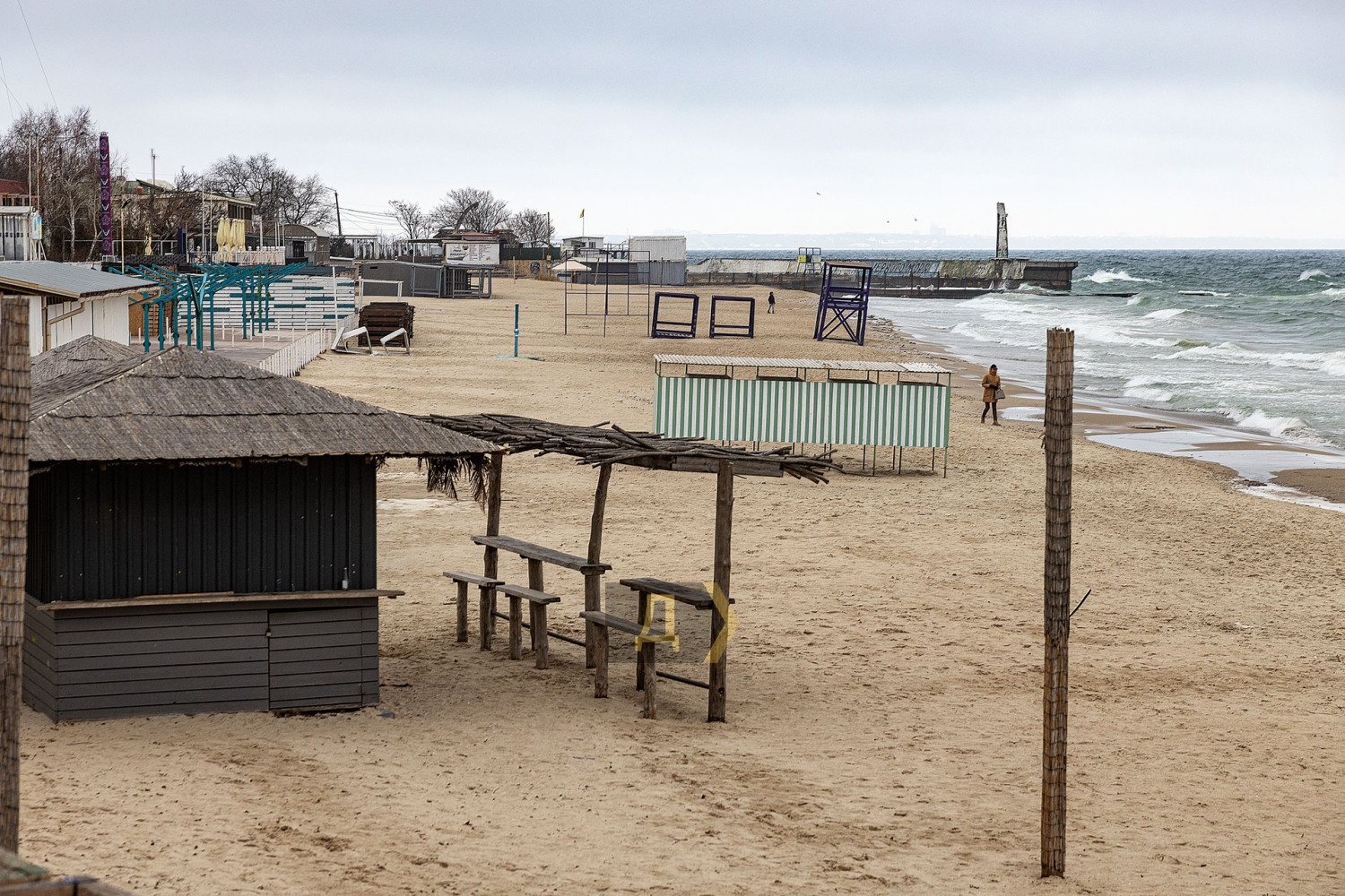 Пляж возле Желтого камня