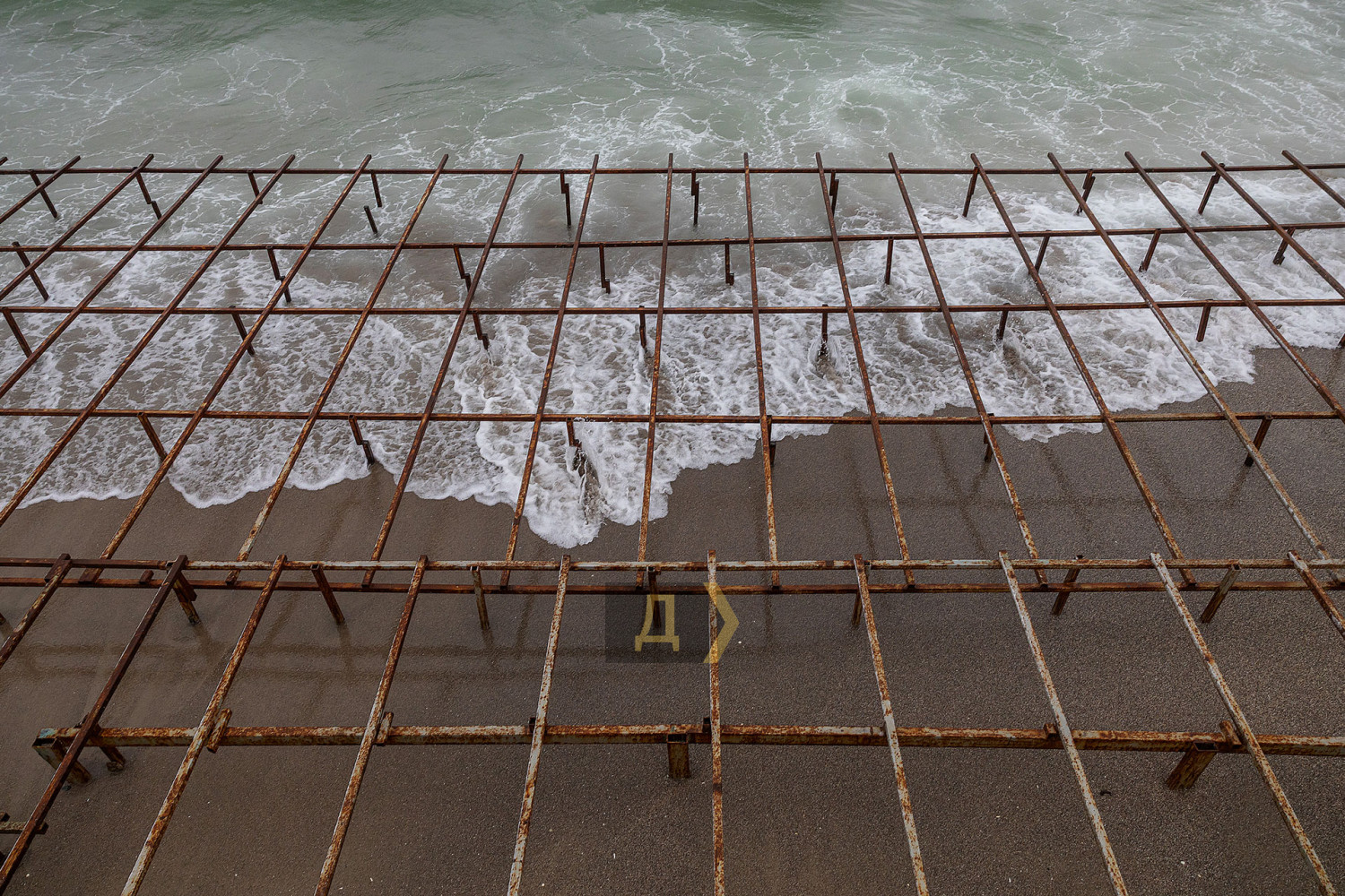 Остатки летнего настила, пляж Public