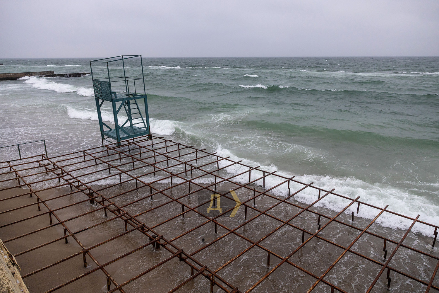 Остатки летнего настила, пляж Public