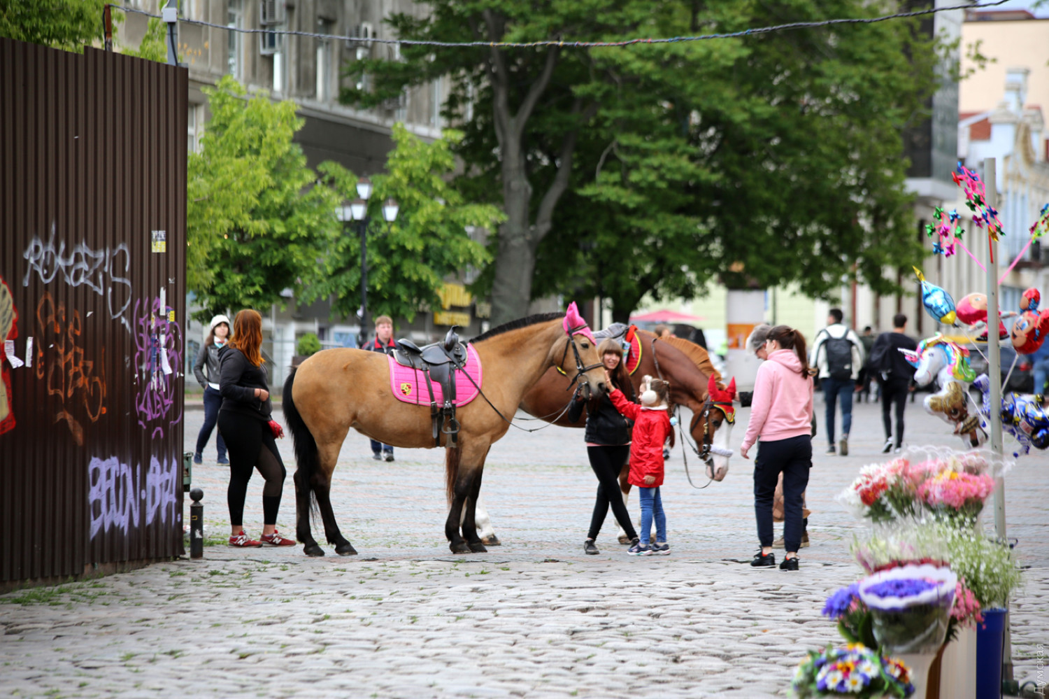 Дерибасовская улица. Девушки с лошадьми переместились ближе к Греческой площади
