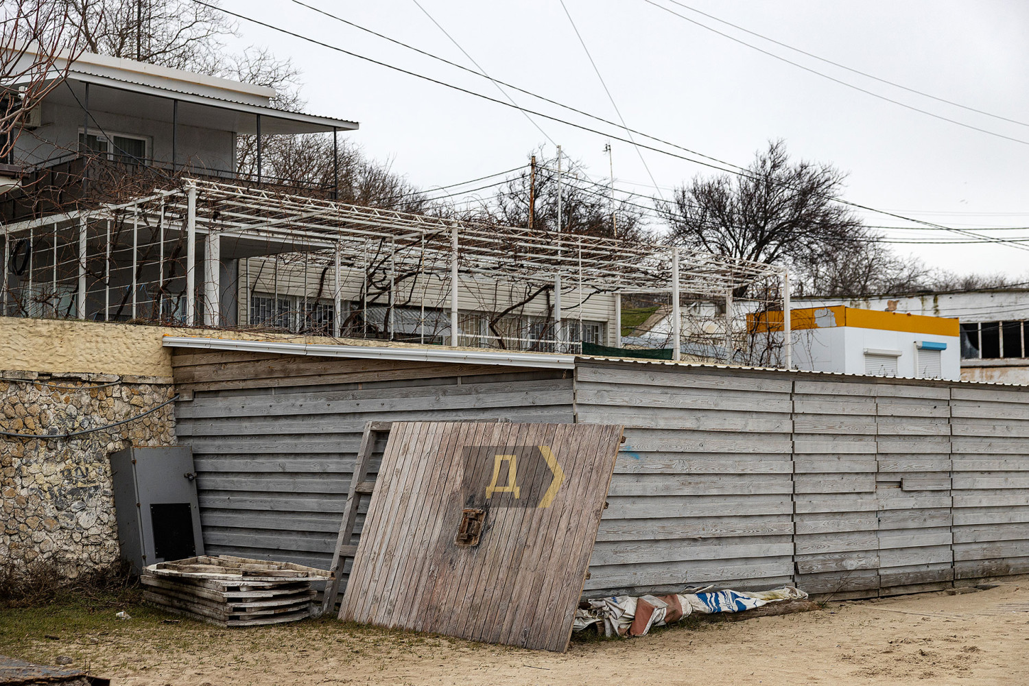 Пляж возле Желтого камня
