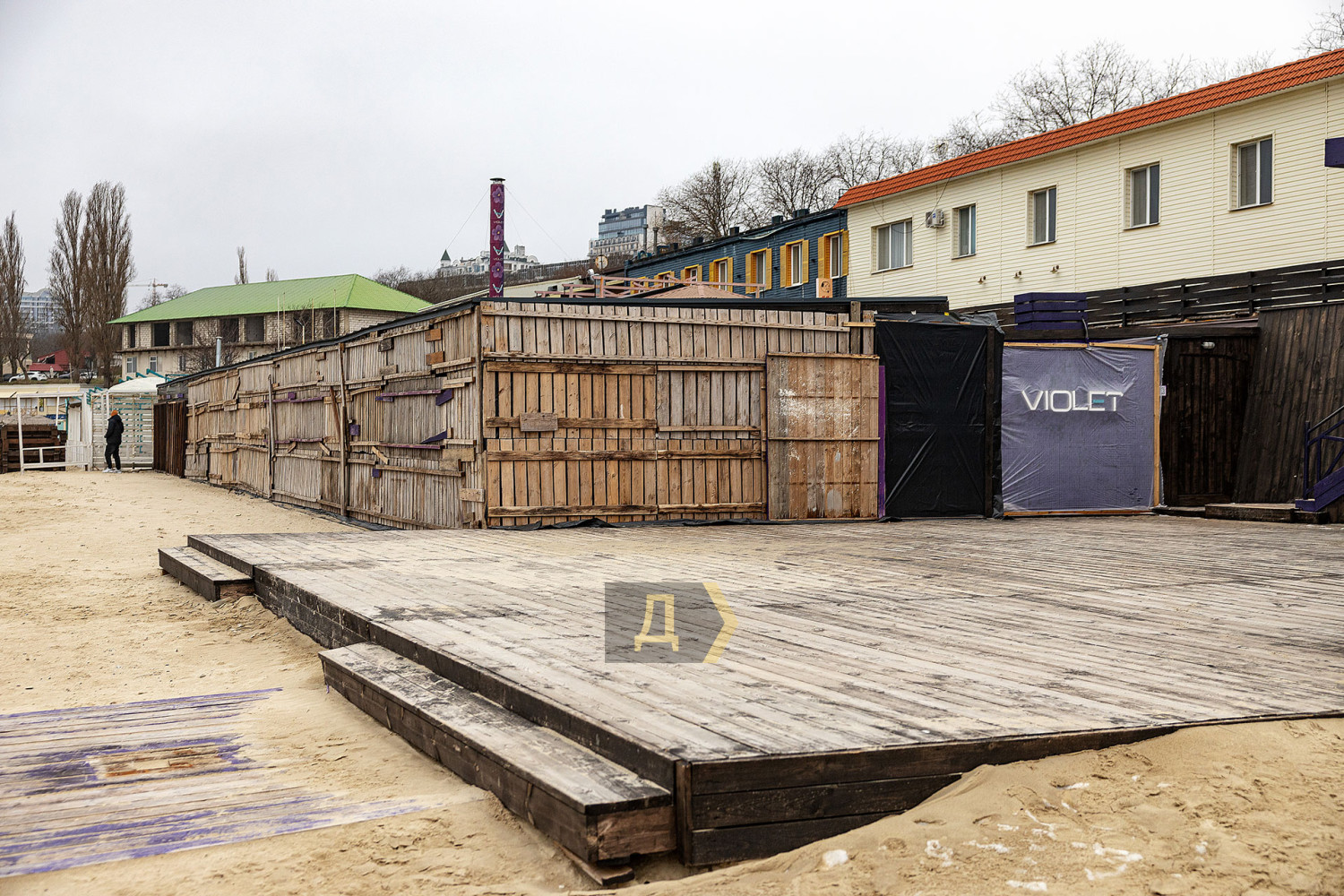 Пляж возле Желтого камня