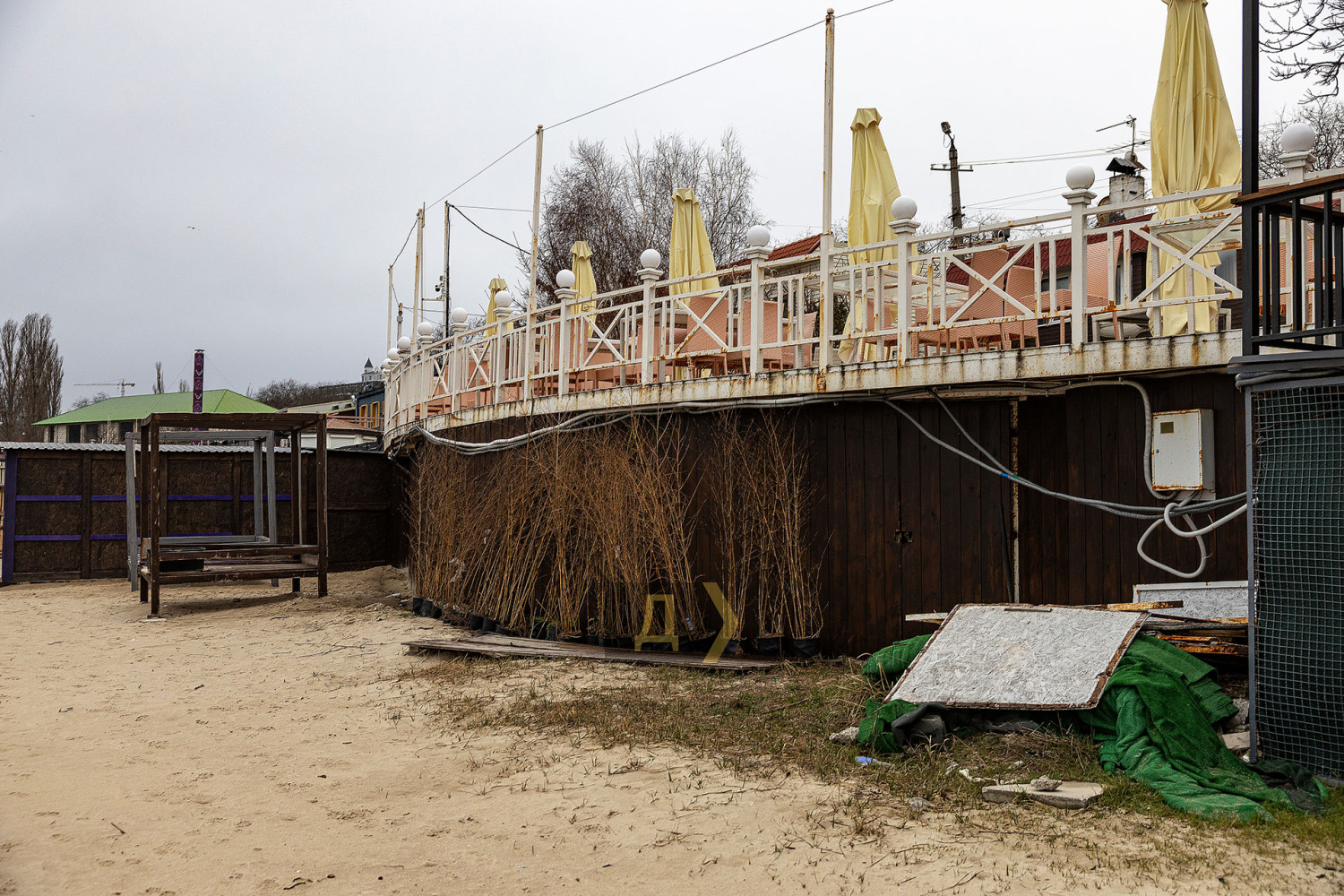 Пляж возле Желтого камня