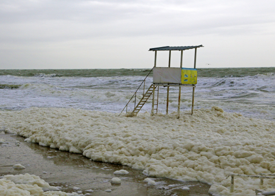 Пятибальный шторм и пенопад: одесситы вышли к морю, чтобы полюбоваться стихией (фоторепортаж)