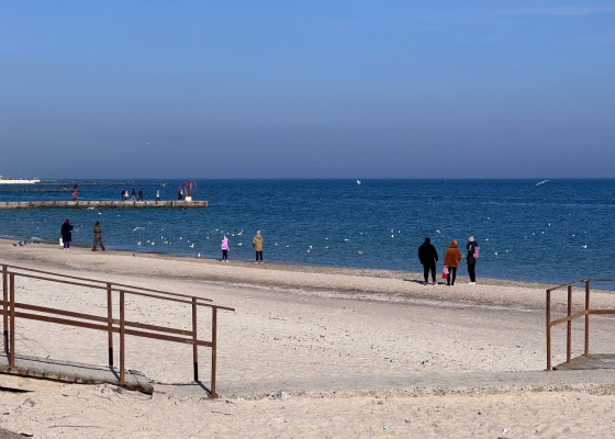 Весна на низком старте: Одесса провожает тяжелую зиму у моря и ловит мартовское солнце (фоторепортаж)