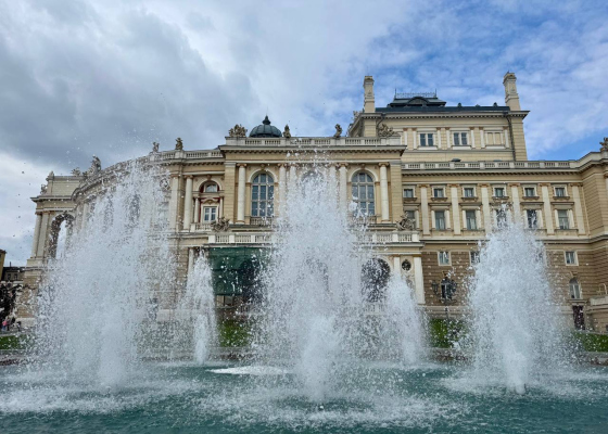 Оперный театр снова в брызгах: на Театральной площади запустили фонтан после зимы (фото)