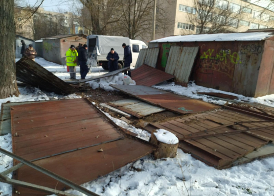 В Суворовском районе сносят гаражи: чиновники обещают, что это только начало