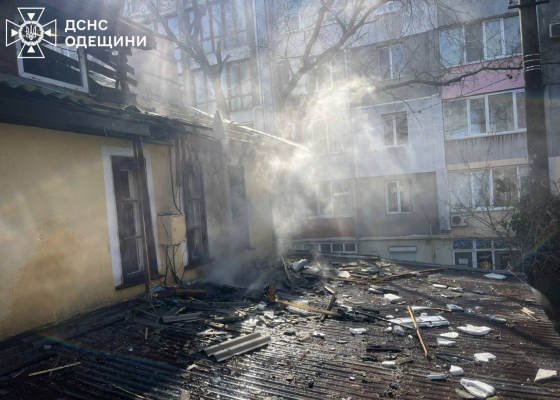 Дроновый удар по Черноморску: пострадали жилые дома, на месте возник пожар (фото, видео)