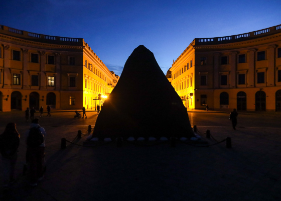 Приморский бульвар наконец открыли: полная темнота, разбитые окна дворцов, влюбленные парочки и уличные художники (фото)