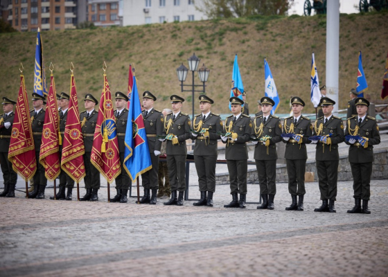 Президент наградил воинские части из Одесской области: зенитчики и теробороновцы украсят знамена лентами мужества, а у инженеров — почетное наименование
