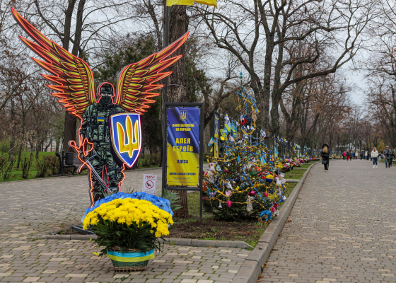 «Я хотела, чтоб его имя было именно здесь»: в Одессе на Аллее Героев открыли 53 новых стенда (фоторепортаж)