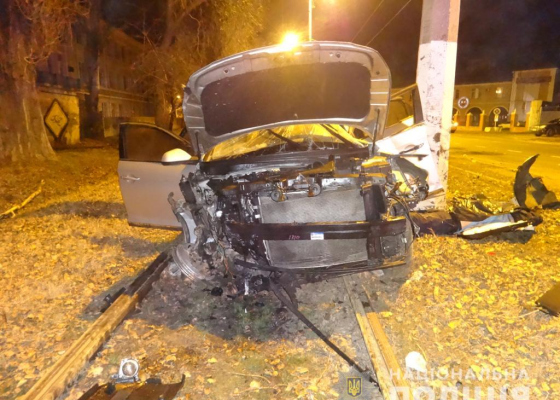 В Суворовском районе автомобиль на большой скорости врезался в столб: водитель погиб, двое пассажиров пострадали (фото)