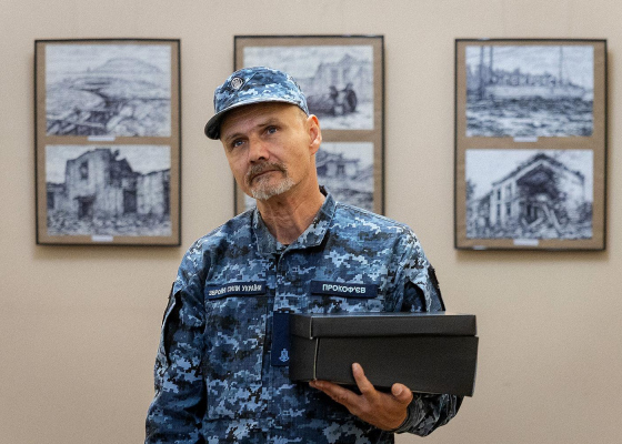 Горелое мясо, затопленные траншеи и разрушенный «АТБ»: одесский ученый, ставший пехотинцем, нарисовал войну (фото)