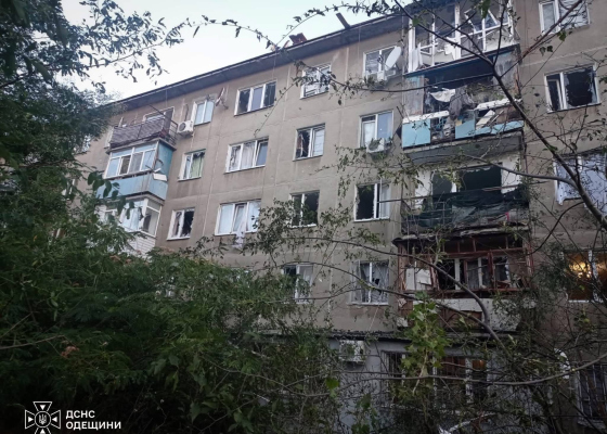 На Одесчине в результате атаки рф пострадали три пятиэтажки, один человек ранен (фото)