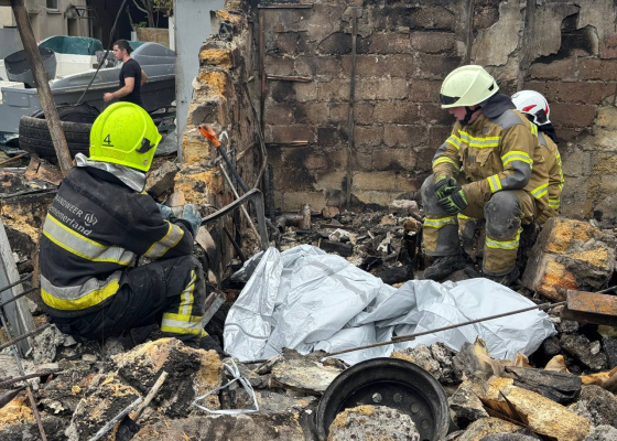 «Потолок рухнул в нескольких шагах»: из-под завалов дома в Одессе достали погибшего (фото, видео)