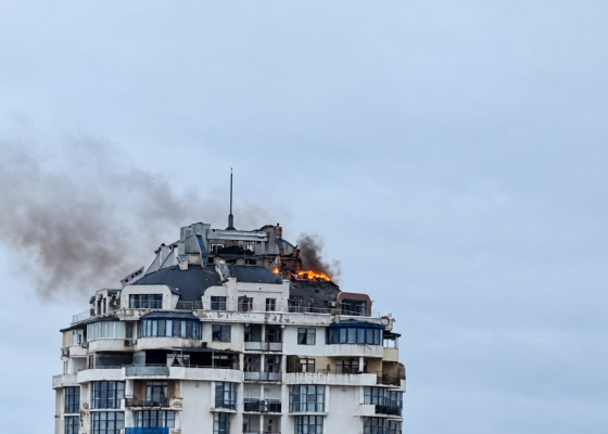 В центре Одессы после атаки загорелась крыша жилого дома (фото)