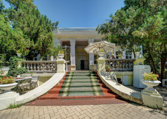 «Дачу» оставили без парковки: одесский ресторан проиграл судебную тяжбу с санаторием для ветеранов