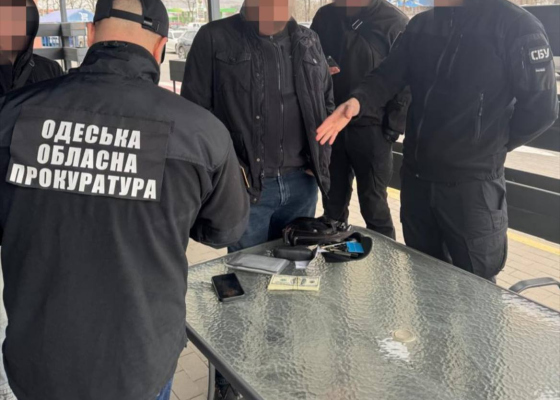 Тысяча долларов за проезд фуры в Молдову: одесского таможенника задержали на взятке