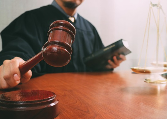 Резал скальпелем и снимал на телефон: на Одесчине осудили мужчину за изнасилование сестры и разбой