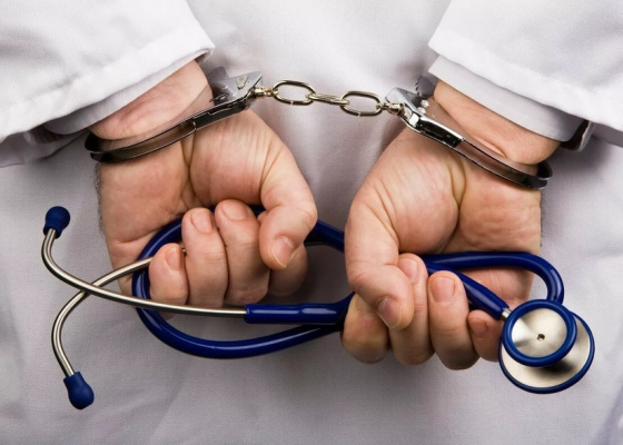 Одесский врач, осужденный за помощь уклонистам, продолжает работать в поликлинике на Таирова: у него условный срок