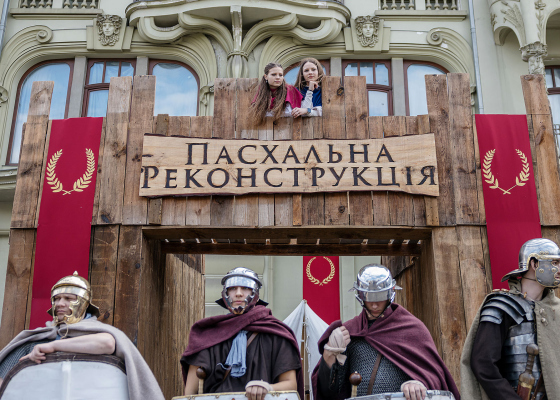 Античная косметика и гимн Украины на лире: на Дерибасовской разбили лагерь римские легионеры (фоторепортаж)