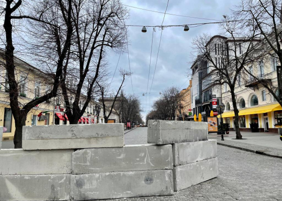 Одесса готова к «теплому» приему врага: в городе массово устанавливают узловые точки, блокпосты и «ежей»