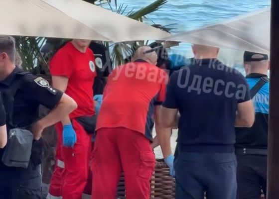 На одесском пляже осколок дрона попал женщине в шею: она скончалась