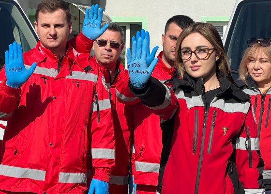 Час в заложниках на Фонтане, нападение с ножом и обман по телефону: подробности нападения на одесских медиков и флешмоб в защиту врачей