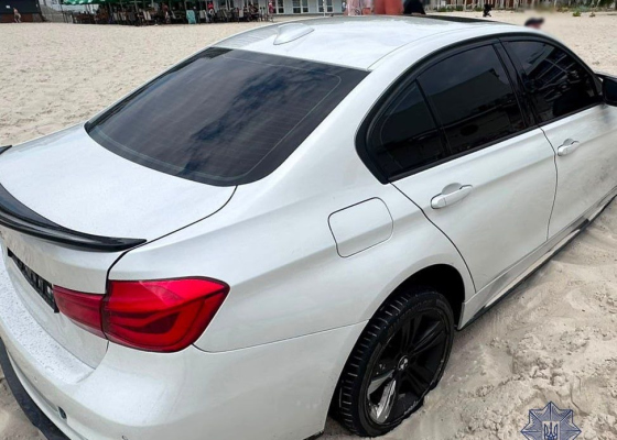 Не знала, что на песок нельзя: в Одесса водитель BMW выехала на пляж и застряла (фото)